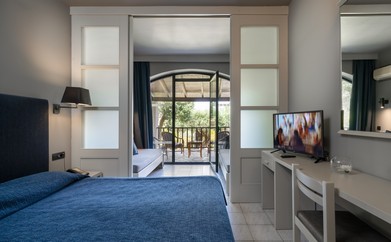 https://ohmydream.club/storage/media/uploads/Corfu/Aeolos_Beach_Resort_Corfu/Family_bungalows_Garden_View_sliding_door/prev/6751d19aca9a3.jpg