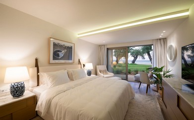 https://ohmydream.club/storage/media/uploads/Domes_Miramare/rooms/Emerald_Retreat_Beachfront/prev/6419e9e02f32d.jpg