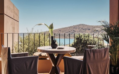 https://ohmydream.club/storage/media/uploads/Domes_of_Elounda/rooms/Family_Suite_SV_with_Outdoor_Jacuzzi/prev/6414732d4af42.jpg