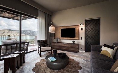 https://ohmydream.club/storage/media/uploads/Domes_of_Elounda/rooms/Luxury_Family_2_Bdr_Suite_SV_with_Outdoor_Jacuzzi/prev/641473c4b6ae8.jpg