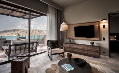 https://ohmydream.club/storage/media/uploads/Domes_of_Elounda/rooms/Premium1_Bdr_Suite_SV_with_Out_Jacuzzi/prev/64147090247f5.jpg