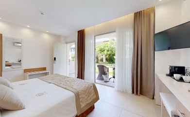 https://ohmydream.club/storage/media/uploads/Halkidiki/Acrotel_Athena_Pallas/Family_Suite_Garden_View/Prev/678fbda8d8f4e.jpg