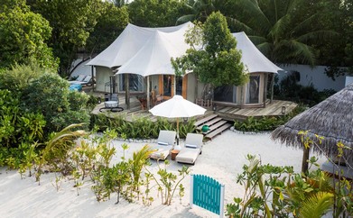 https://ohmydream.club/storage/media/uploads/Maldives/Fairmont_Maldives_Sirru_Fen_Fushi/Beach_Tented_Villa_Private_Pool/prev/6599998c6f49f.jpg