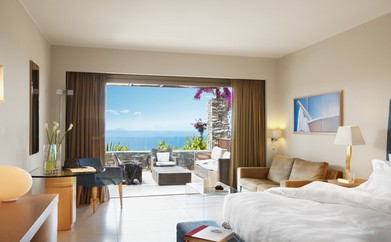 https://ohmydream.club/storage/media/uploads/daios_cove/rooms/Deluxe_room_sea_view/prev/643549276c804.jpg